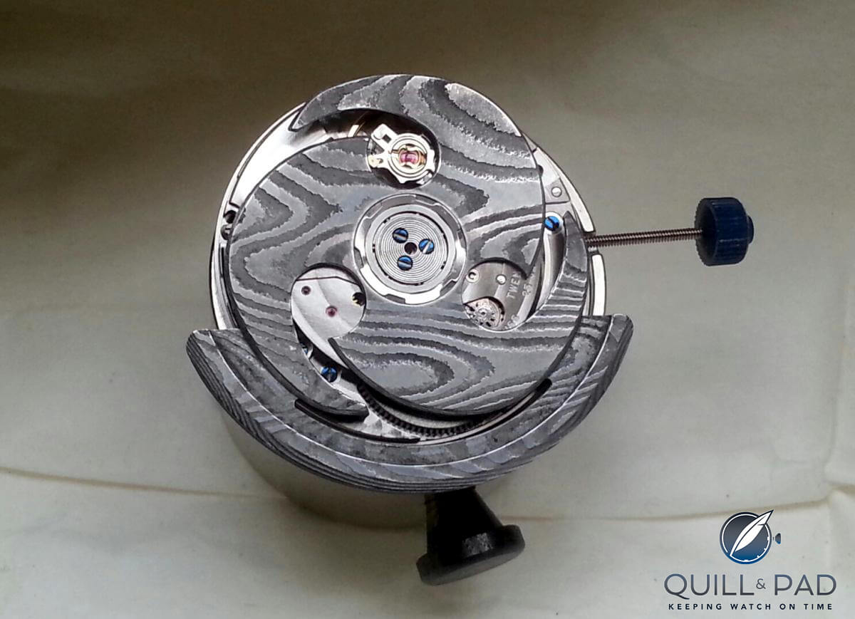 The different colored steels are clearly visible in the GoS Damascus steel rotor