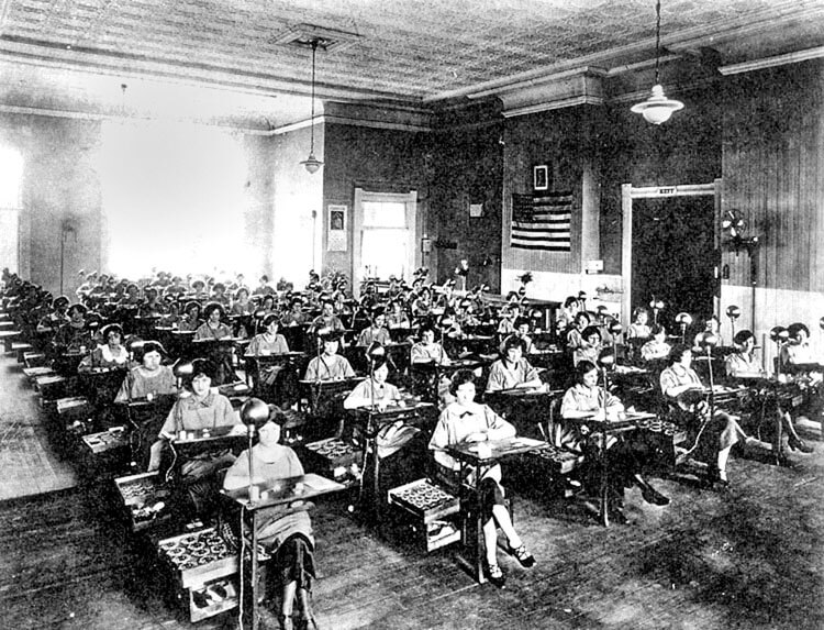 Women painting radium on watch dials for the proudly (and aptly) named Radium Dial company
