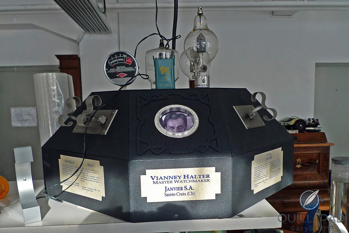 Looking at you: a display stand in the Vianney Halter style