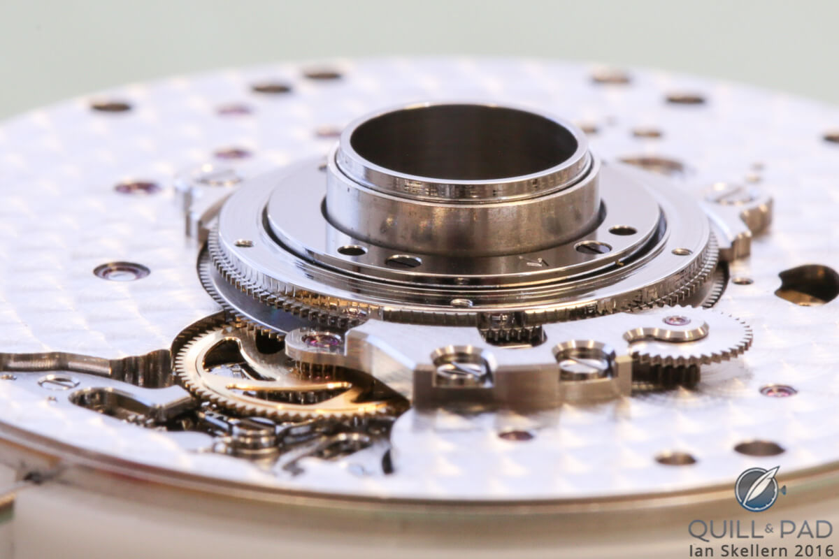 A cylinder rising above the top of the movement extends the distance between the disk and the magnifiying lens on Caliber AGH 6924