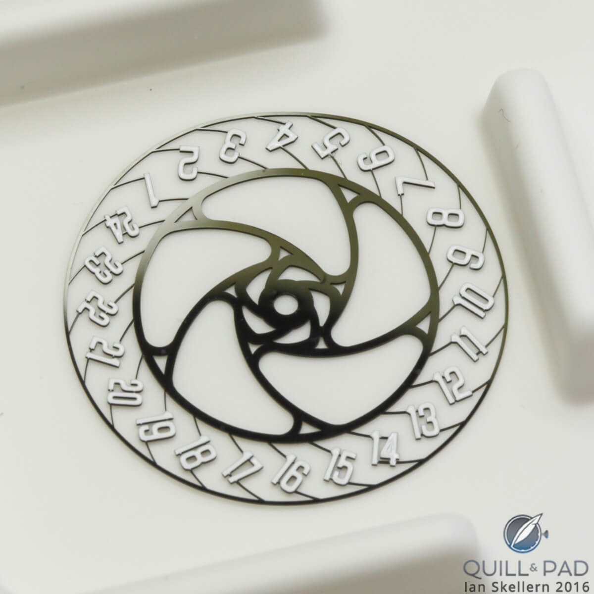 A close look at the second time zone disk of the Fabergé Visionnaire DTZ with 24 hand-painted, three-dimensional numerals