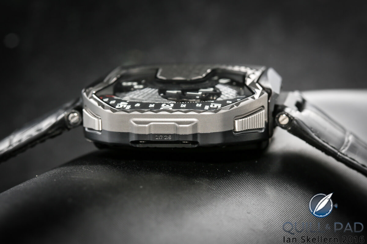 The pushers left and right release the case of the Urwerk UR-T8